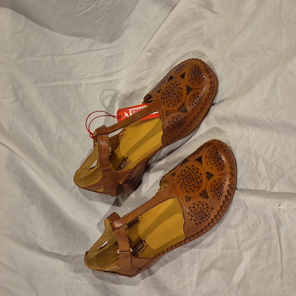 PIKOLINOS Brown Flats with Cutout Design